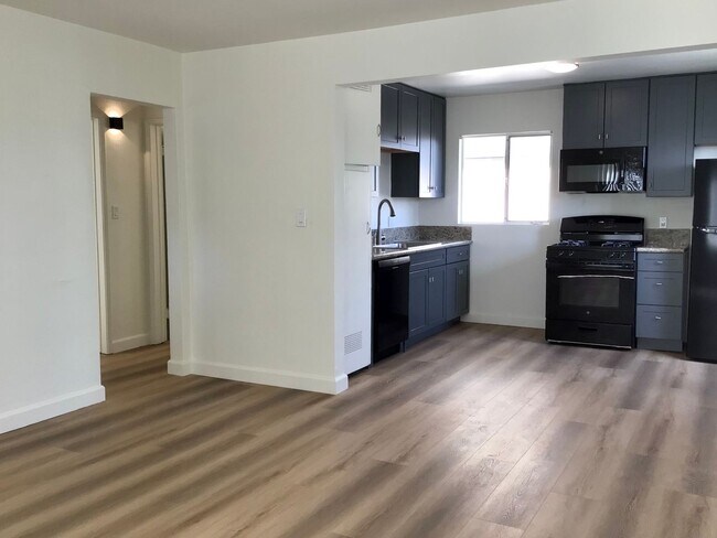 Building Photo - 2BD 1BA Apt Next to USD - Spacious Upstairs Unit, Pet Friendly, 1 Parking Space, No Carpet
