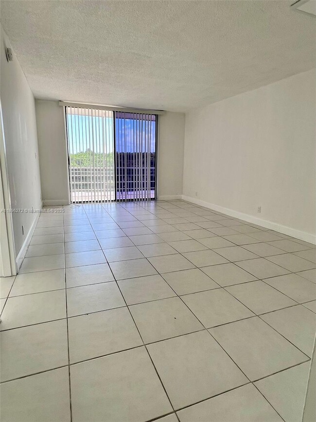 Foto del edificio - 2935 NE 163rd St