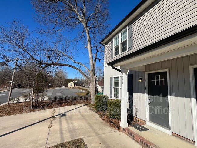 Foto del edificio - 215 N Oak St