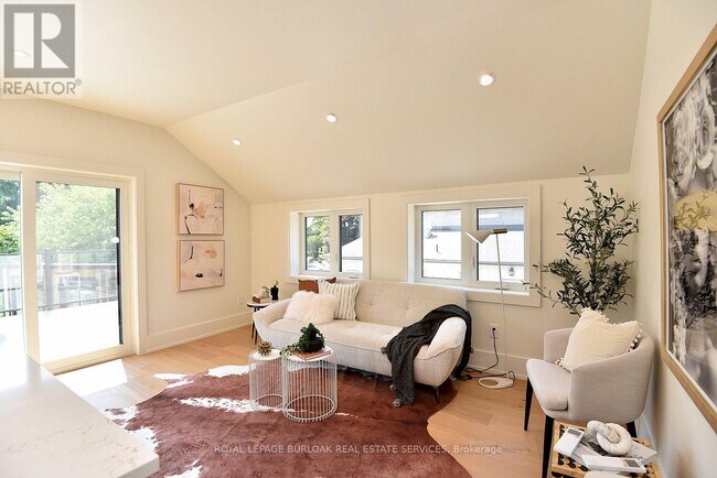 Building Photo - 284 Wilson St E