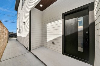 Building Photo - 127 E 38th St