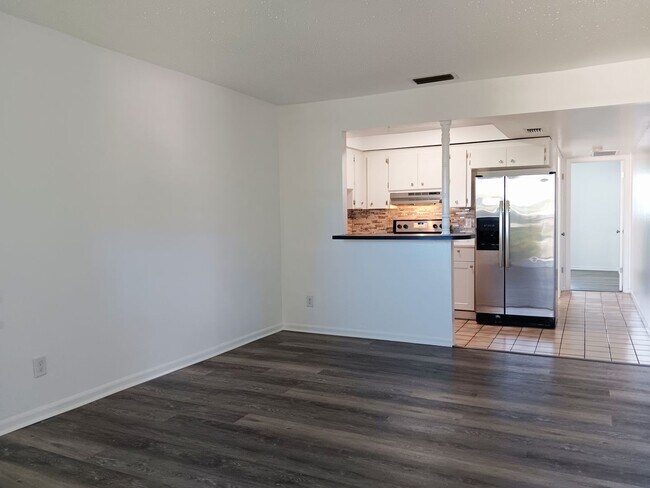 Foto del edificio - Nice, renovated one-bedroom near 4th St co...