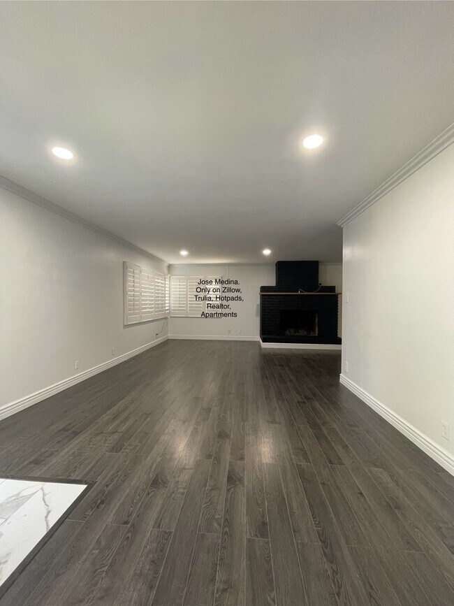 Building Photo - 3500 Pickwick Dr