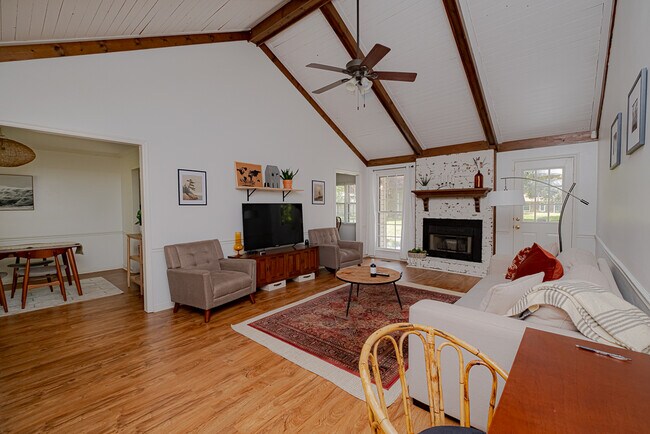 Building Photo - 103 Carnette Dr