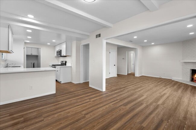 Foto del edificio - Updated Winnetka 3-Bedroom with Backyard a...