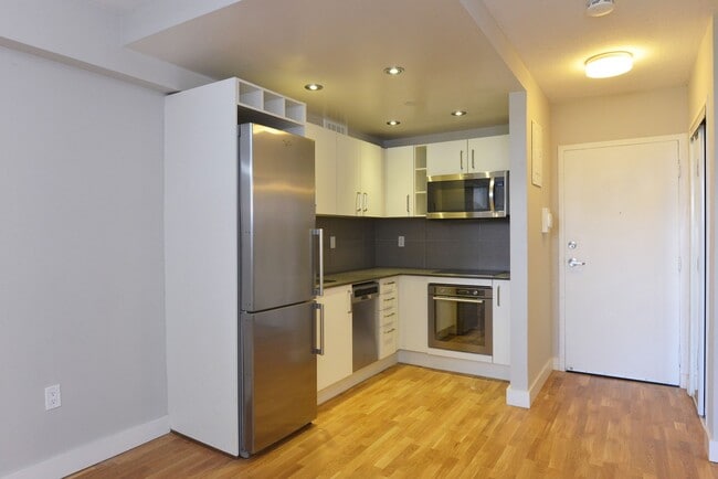 Building Photo - 230 Oak St