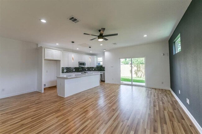 Foto del edificio - 7330 Krueger Rd