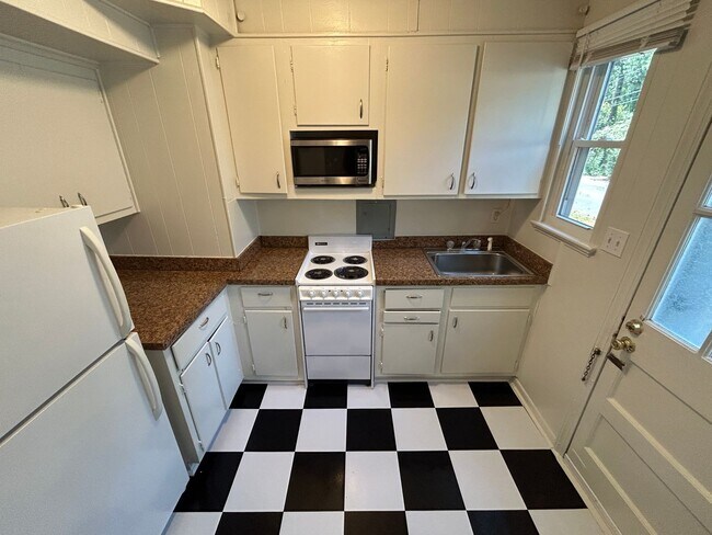Foto del edificio - *FLASH SALE* Lovely End Unit Townhouse wit...