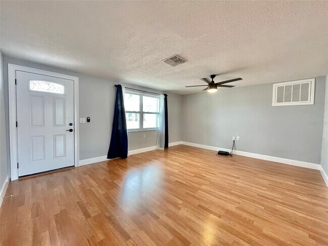 Foto del edificio - 3432 Bedford St
