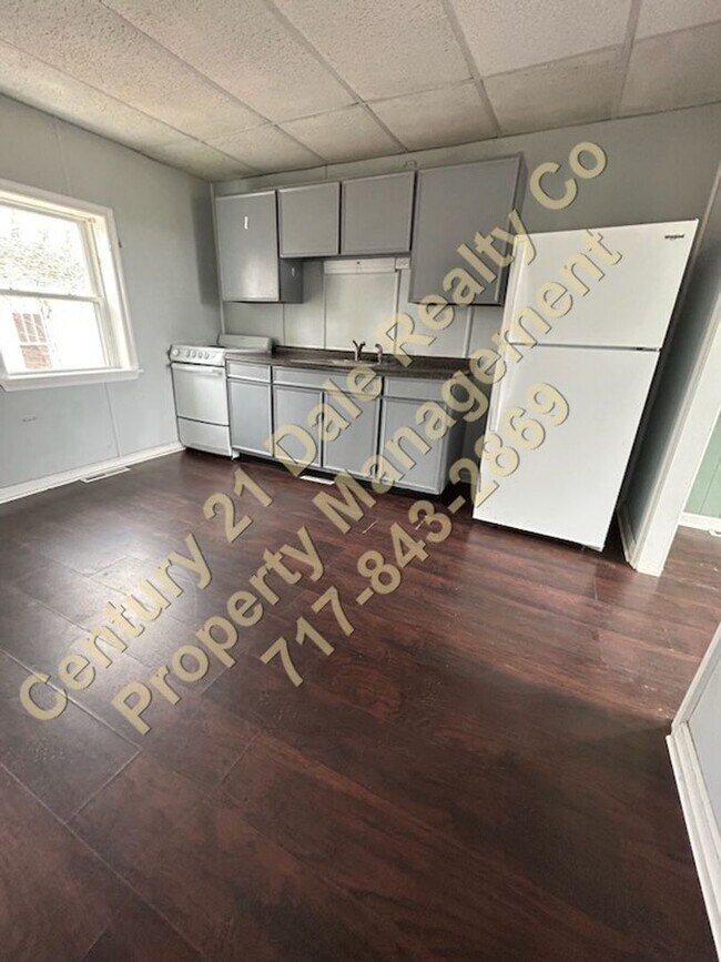 Building Photo - One Bedroom Apartment with One Car Garage ...
