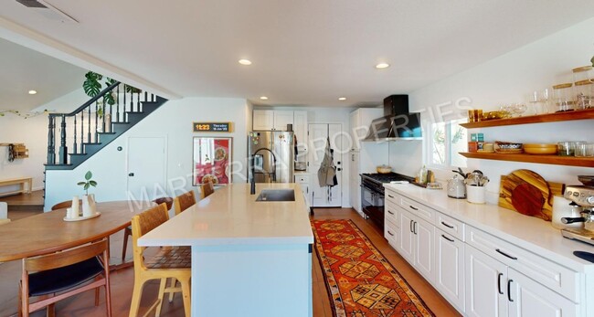 Building Photo - Spacious Eastside Costa Mesa Home