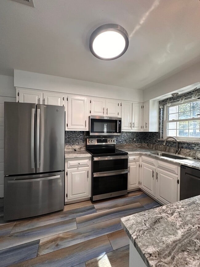 Building Photo - Newly Renovated 3 bedroom home in the heart of Miramar Beach!