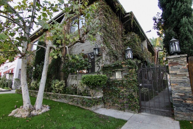 Foto del edificio - 822 N Martel Ave
