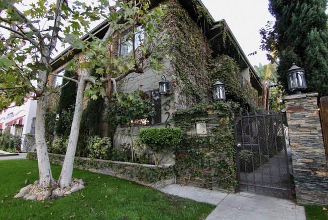 Building Photo - 822 N Martel Ave