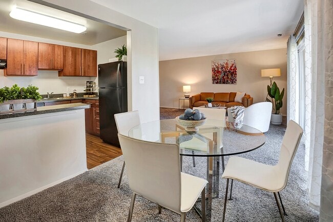 Photo - Kenilworth at Charles Apartments