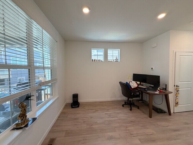Foto del edificio - Modern Duplex Near Cherry Creek Trail with Quartz Kitchen, Loft & Low-Maintenance Living