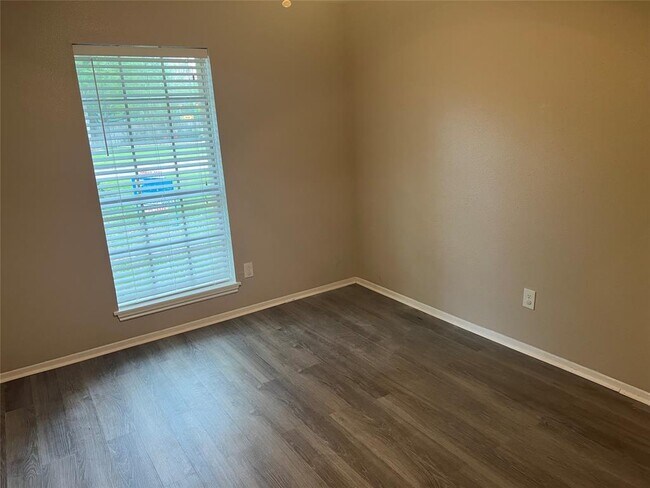 Building Photo - 1303 Ashwood Dr