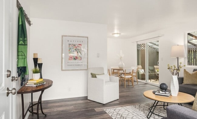 Building Photo - Modern 2 Bed, 1 Bath Duplex in Prime Olde ...
