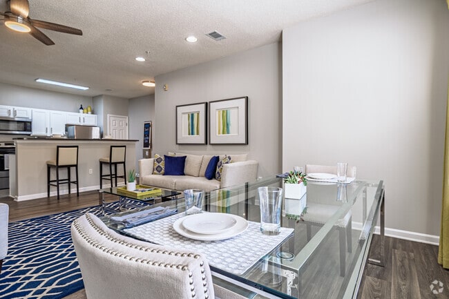 2 dormitorios, 2 baños, 115 m² (1231 pies cuadrados) - Comedor de madera de secuoya - Jasmine Cove