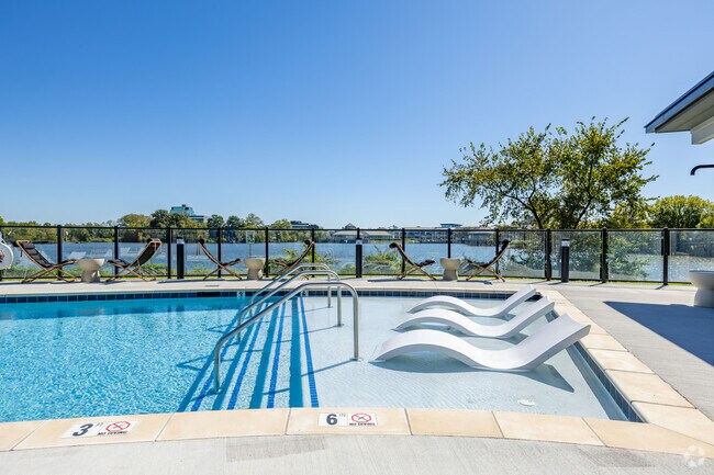 Piscina inspirada en un resort con asientos - Samara