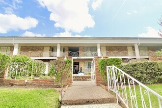 Building Photo - 2121 Fountain View Dr