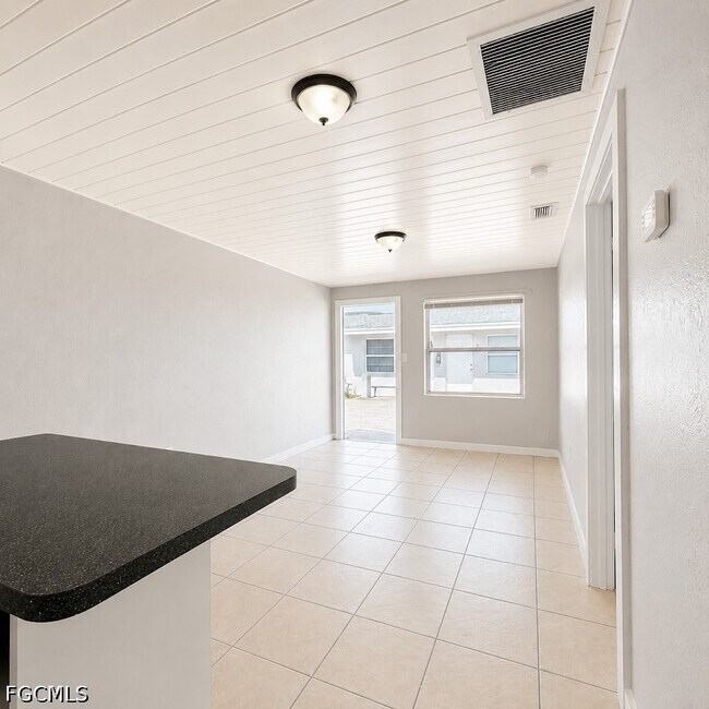 Foto del edificio - 3240 Dora St