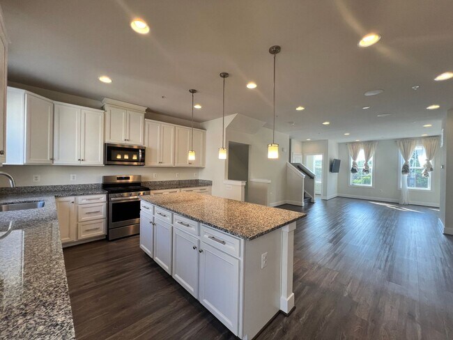 Building Photo - Spacious 4 BR/4.5 BA Townhome in Wheaton-Glenmont!