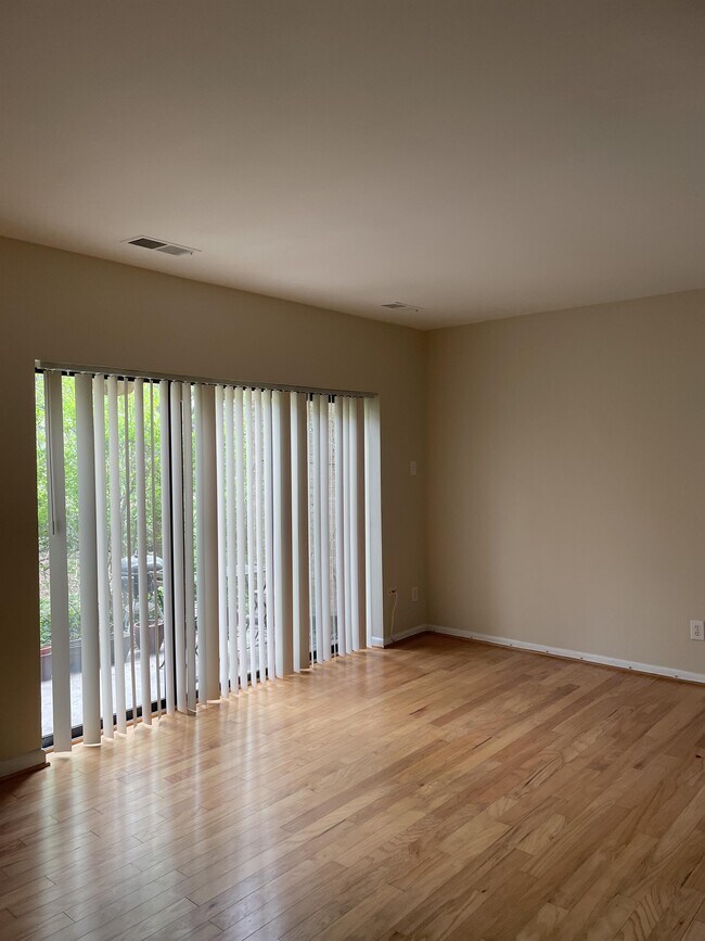 Building Photo - 3095 Hawthorne Dr NE