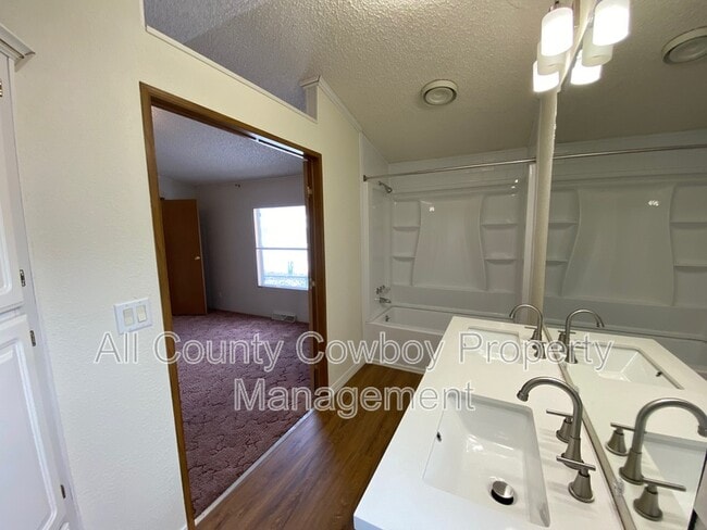 Building Photo - 4746 E Skyline Dr