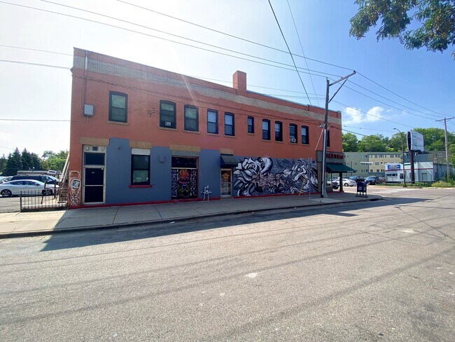 Building Photo - 460 Robert St S