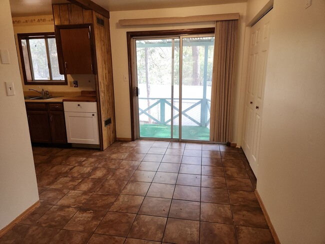 Building Photo - Adorable 2 bed / 2 bath - with 1 car garage