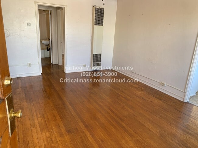 Building Photo - 403 W Oak St