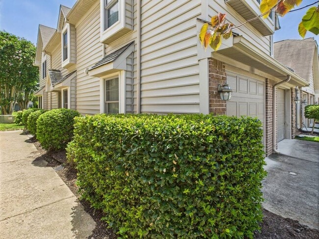 Building Photo - Charming 2 Bedroom 2 Bathroom Condo Locate...