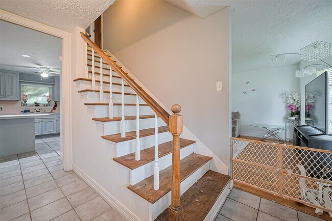 Building Photo - 13351 Oak Leaf Ln