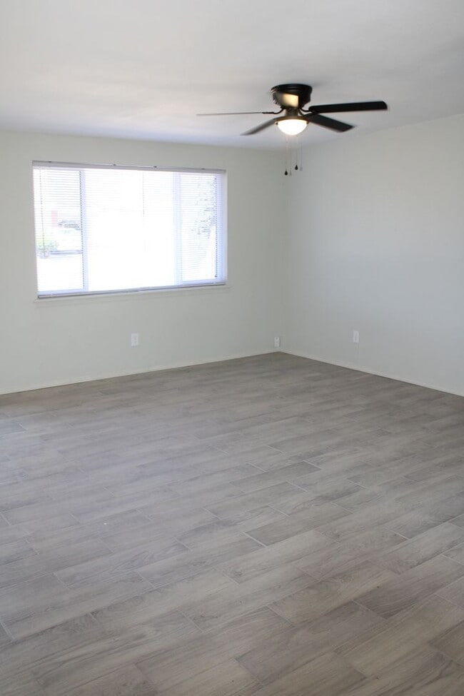 Building Photo - 10465 Omega Cir