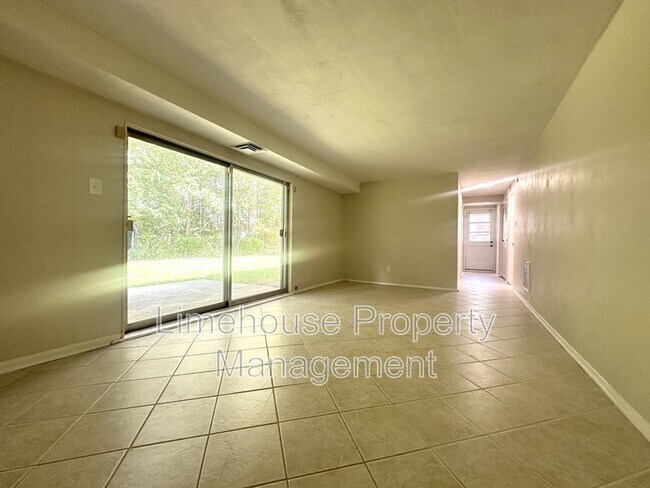 Foto del edificio - 562 Briar Hill Rd