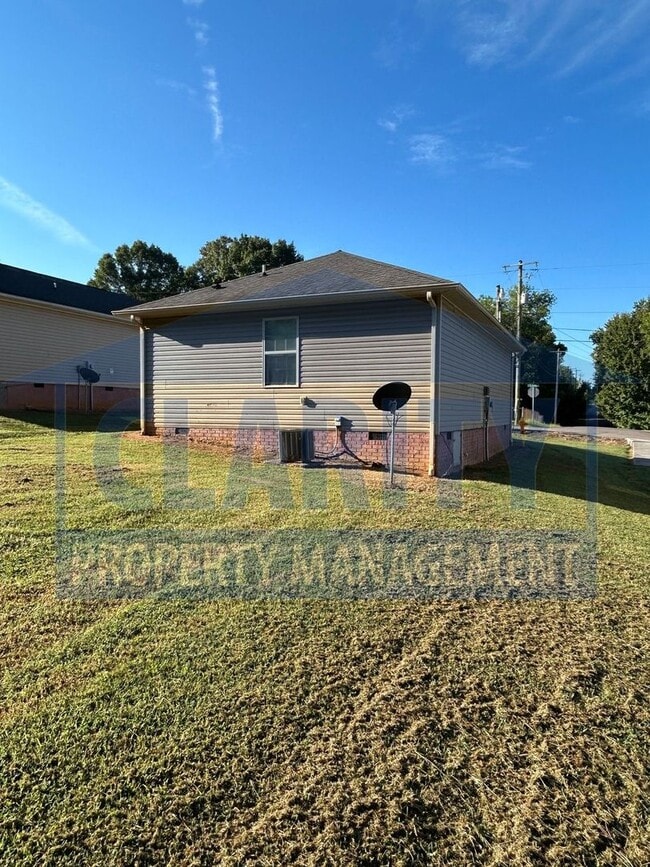 Building Photo - 561 Linda Dr SE