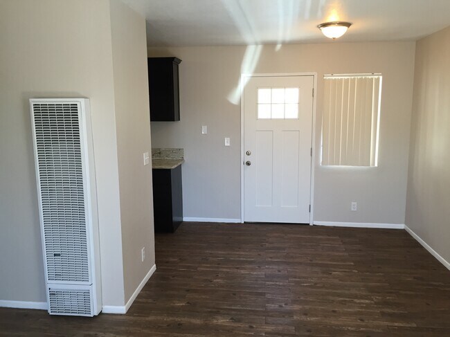 Building Photo - 2123 Alsace Ave
