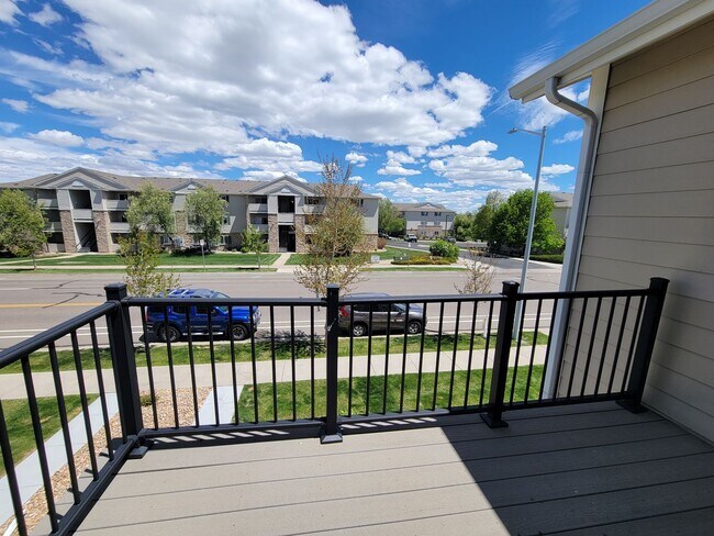 Foto del edificio - Spacious 3 level, 4 bedroom townhome with attached 2 car garage at Silver Meadows Townhomes on Lo...