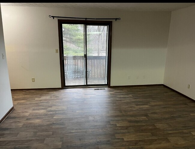 Living room - 622 Portage Lakes Dr