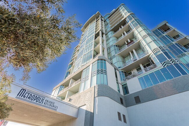 Foto del edificio - Fully Furnished High Rise with Wynn Golf Course Views!