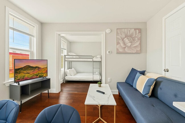 Building Photo - 128 Bainbridge St