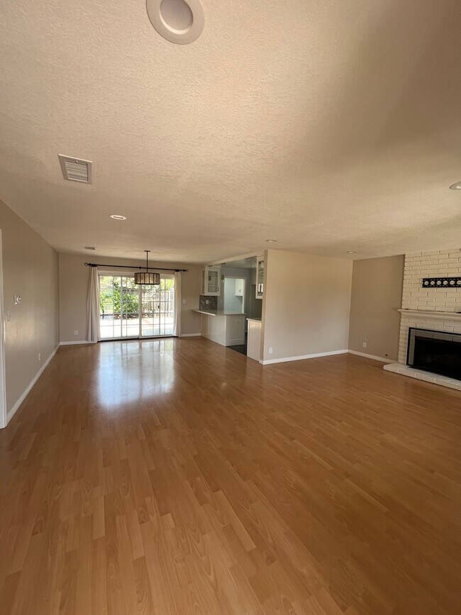 Foto del edificio - Huntington Beach 4 Bed, 2 Bath Single Leve...