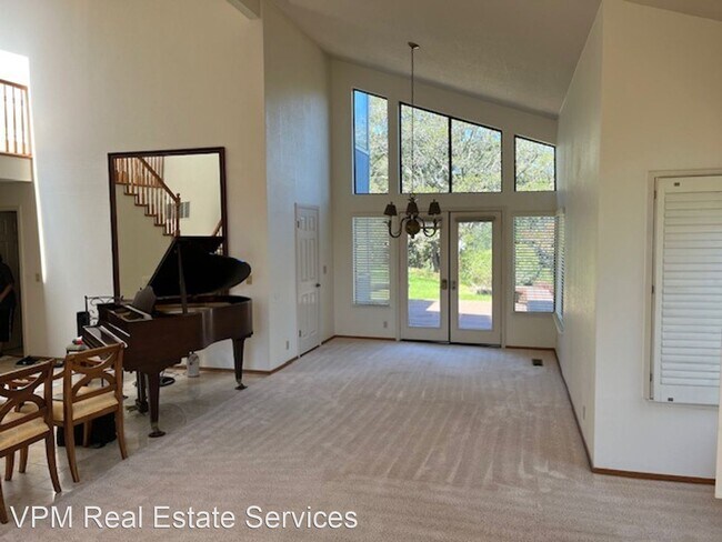 Building Photo - 3 br, 2.5 bath House - 13708 Campus Drive
