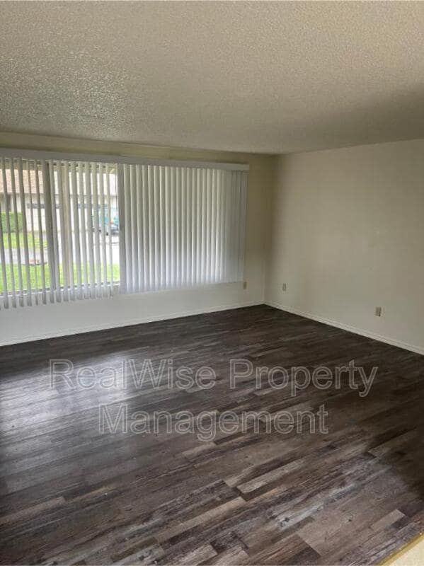 Building Photo - 1229 NW Highland Ave