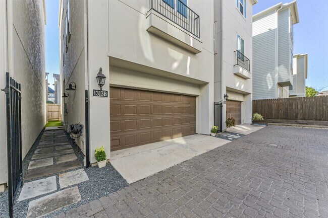 Building Photo - 1313 W 24th St