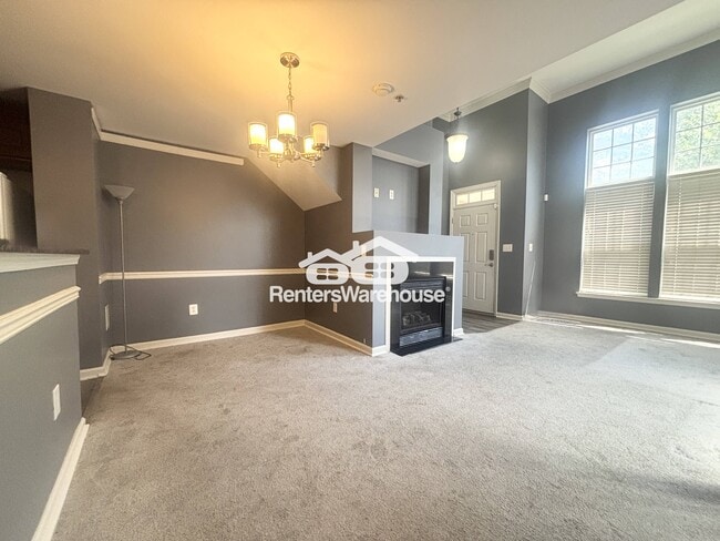 Building Photo - 923 Pine Forest Ln