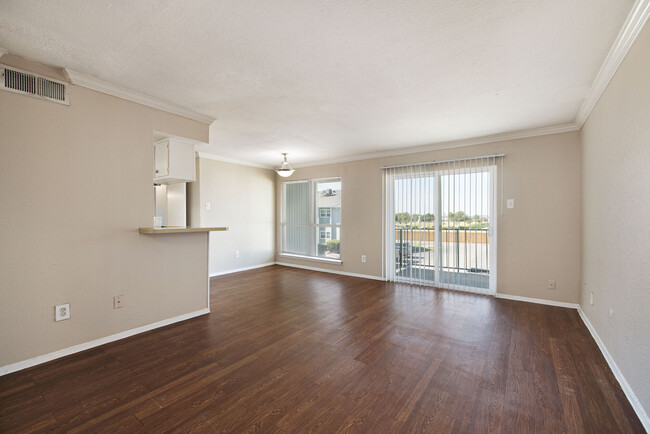 1BR, 1BA - 771SF - Living Room - Zara Apartment Homes