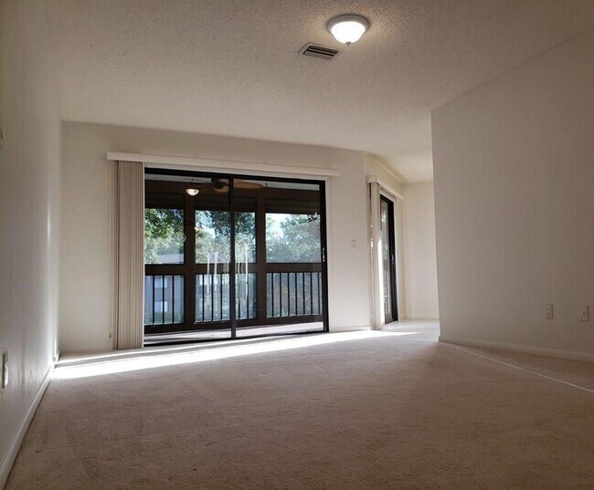 Foto del edificio - Beautiful Pond Front 2 Bedroom 2 Bath Townhome in the Wood Haven Community