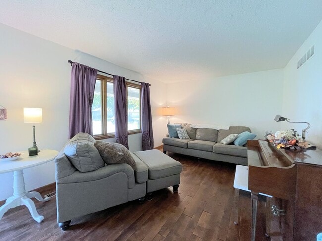 Building Photo - Updated 3 bed 2 bath home in great neighbo...